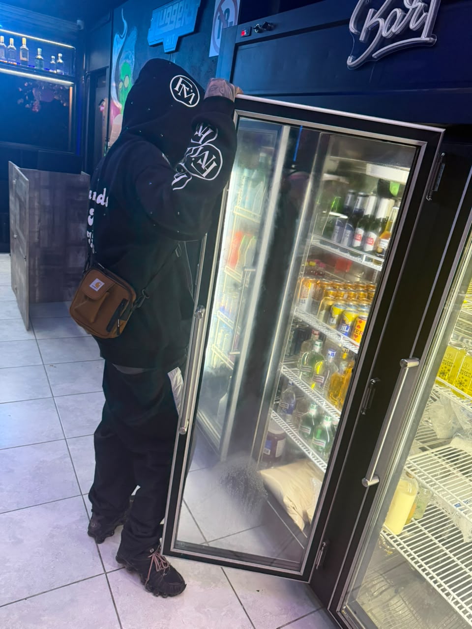 Hoodie Fast Money en ambiente urbano