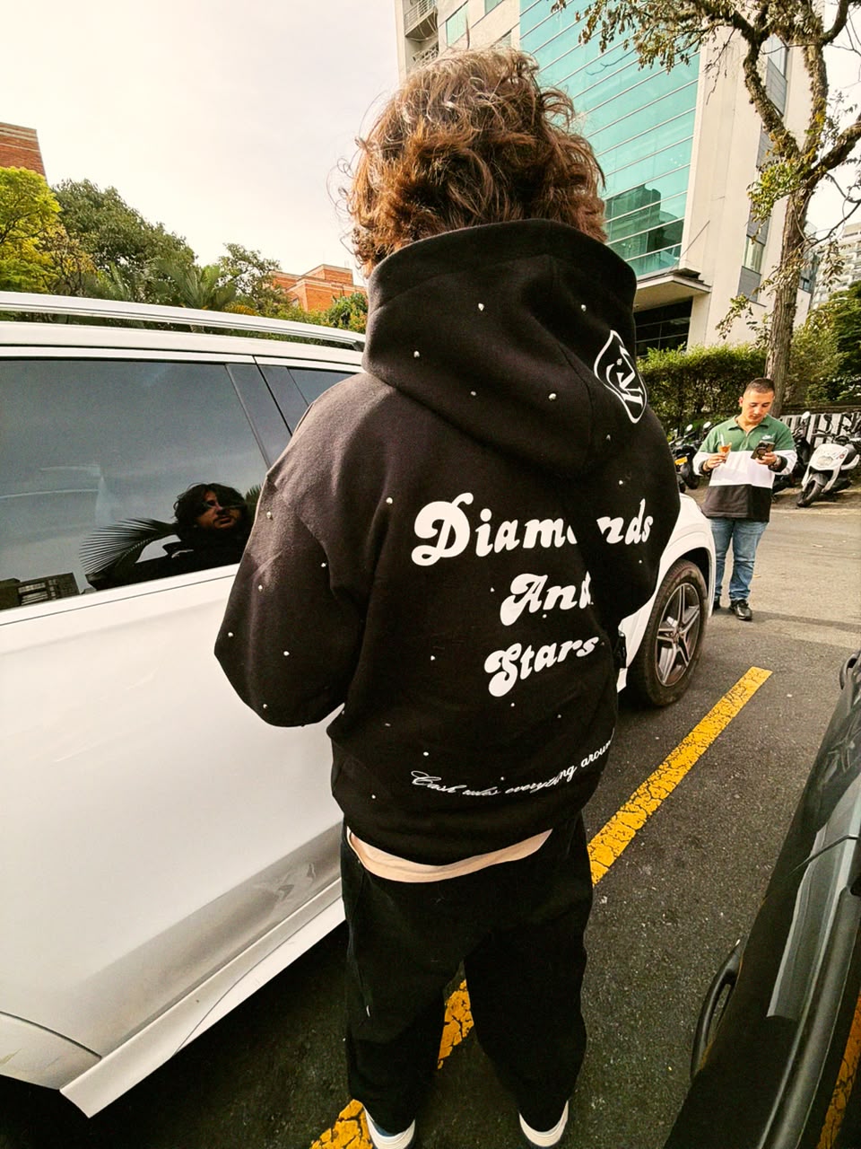 Hoodie Fast Money en la ciudad